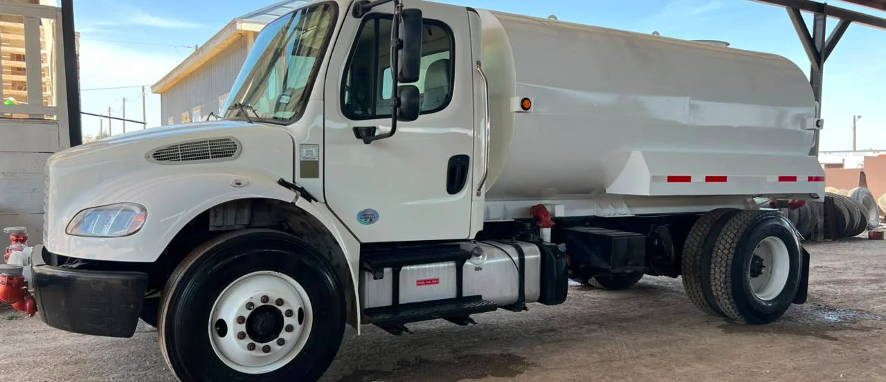 Camión pipa Freightliner 2,500 galones, vista lateral